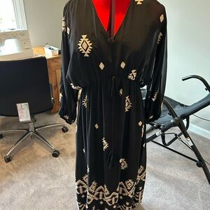 Boho- casual 3/4 blousy sleeve slimming dress w embroidered pattern.